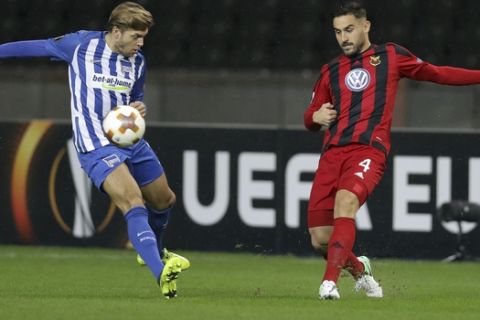 Hertha's Alexander Esswein, left, and Ostersund's Sotirios Papagiannopoulos, right, challenge for the ball during the Europa League Group J soccer match between Hertha BSC and Ostersunds FK in Berlin, Germany, Thursday, Dec. 7, 2017. (AP Photo/Michael Sohn)
