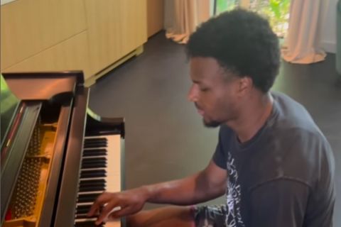 Ο ΛεΜπρόν Τζέιμς ανέβασε VIDEO όπου ο Μπρόνι παίζει πιάνο, λίγες μέρες μετά το εξιτήριο από το νοσοκομείο