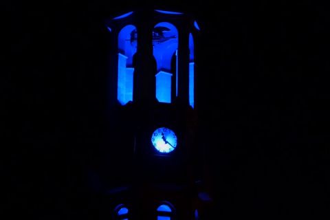 Το ρολόι των Γρεβενών φωτίστηκε στα μπλε προς τιμήν του Μίλτου Τεντόγλου 