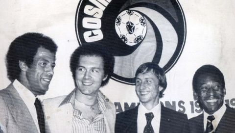 PKT2984 - 203557
FOOTBALLER - JOHAN CRUYFF

1978

New York: Gathered at a press conference 8/3 are (L-R): Carlos alberto, Franz Beckenbauer of New York Cosmos, Johan Cruyff, Holland's 1974 World Cup team captain and former Cosmos star Pele. Cruyff came out of retirement 8/3 to a sign a "no money" contract for two exhibition games with the Cosmos of the North American Soccer League.