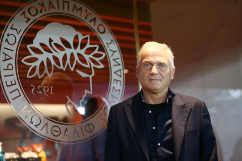 Ο Λάγιος Ντέταρι παρακολούθησε το Ολυμπιακός - Παναθηναϊκός από τις εξέδρες του "Γεώργιος Καραϊσκάκης" | 3 Οκτωβρίου 2021
