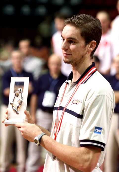 Ο Πάου Γκασόλ το 2001, όταν αναδείχθηκε κορυφαίος ριμπάουντερ του Ευρωμπάσκετ 