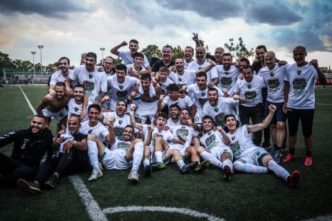 Οι παίκτες του Μακεδονικού πανηγυρίζουν την άνοδο στη Super League 2