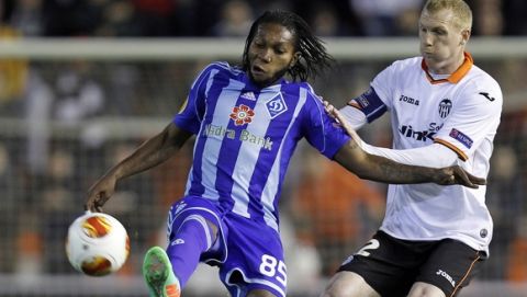Valencia's Jeremy Mathieu from France, right, duels for the ball with Dynamo Kiev's  Dieumerci Mbokani from Congo  during their  Europa  League round of 32 second leg soccer match at the Mestalla stadium in Valencia, Spain, Thursday, Feb. 27, 2014. (AP Photo/Alberto Saiz)