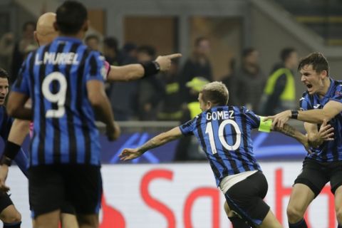 Atalanta's Papu Gomez, 2nd right, celebrates with teammates after scoring his sides second goal during the Champions League group C soccer match between Atalanta and Dinamo Zagreb at the San Siro stadium in Milan, Italy, Tuesday, Nov. 26, 2019. (AP Photo/Luca Bruno)