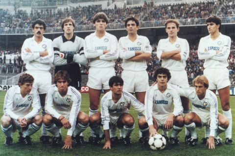 Η ομάδα της Καστίγια τη σεζόν 1983/84. Πάνω, από αριστερά, Χουανίτο, Οτσοτορένα, Φράνσις, Πέρεθ Ντουράν, Μαρτίν Γκονθάλεθ, Μίτσελ. Κάτω, από αριστερά, Μπουτραγκένιο, Μαρτίν Βάθκεθ, Ντε λα Έρας, Σαντσίς, Παρδέθα. 