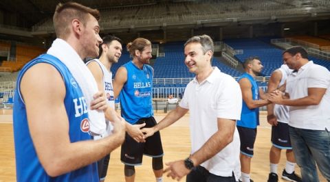 Ο Πρόεδρος της Νέας Δημοκρατίας κ. Κυριάκος Μητσοτάκης, παρακολούθησε σήμερα την προπόνηση της Εθνικής Ομάδας μπάσκετ ανδρών, η οποία θα πάρει μέρος στο Πανευρωπαϊκό Πρωτάθλημα που θα διεξαχθεί σε Τουρκία, Ισραήλ, Φινλανδία και Ρουμανία. Πέμπτη, 3 Αυγούστου 2017(EUROKINISSI / Γ.Τ. ΝΔ / ΔΗΜΗΤΡΗΣ ΠΑΠΑΜΗΤΣΟΣ)