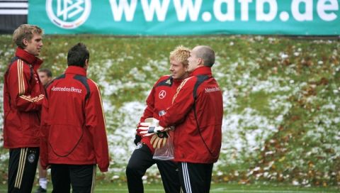 Per Mertesacker, Miroslav Klose, Mike Hanke and Robert Enke, from left, chat during their training session in Barsinghausen near Hanover, Germany, Wednesday, Nov 14, 2007. Germany will face Cyprus during a qualifying match for the soccer Euro 2008 on Saturday Nov. 17, 2007. (AP Photo/Kai-Uwe Knoth)