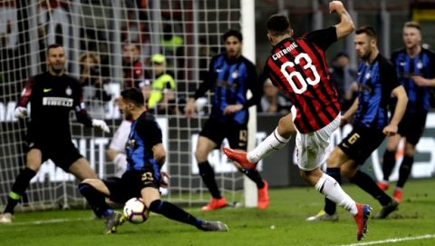 AC Milan's Patrick Cutrone, center, attempts a shot at goal in front of Inter Milan players during a Serie A soccer match between AC Milan and Inter Milan, at the San Siro stadium in Milan, Italy, Sunday, March 17, 2019. (AP Photo/Luca Bruno)