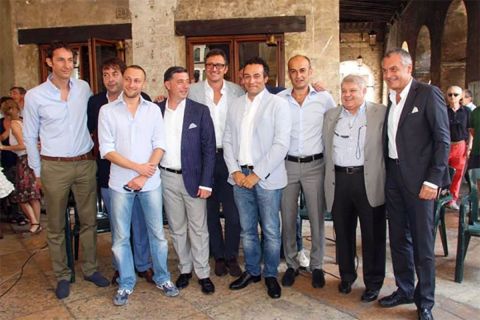 Η ιδρυτική συνέλευση της Universo Treviso με τη νέα της μορφή. Στο κέντρο (με τα γυαλιά) ο πρόεδρος και πρώην μπασκετμπολίστας Πάολο Βατσόλερ και αριστερά ο Κλαούντιο Κολντεμπέλα, πρώτος G.M της ομάδας