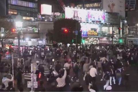 Ξεχύθηκαν στους δρόμους του Τόκιο οι Ιάπωνες μετά τη νίκη επί της Γερμανίας