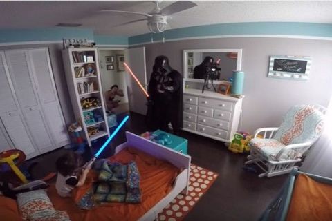 Πως αντιδρά ένας 2χρονος όταν τον ξυπνά ο Darth Vader και τον απειλεί με το φωτόσπαθο;
