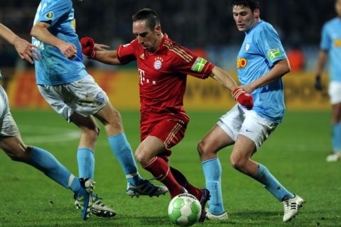 Bayern Munich's French midfielder Franck Ribery (C)  and Bochum´s midfielder Giovanni Frederico (R)  vie for the ball during the German DFB cup football match VfL Bochum vs FC Bayern Munich in the German city of Bochum on December 20, 2011.  AFP PHOTO / PATRIK STOLLARZ


RESTRICTIONS / EMBARGO - DFL LIMITS THE USE OF IMAGES ON THE INTERNET TO 15 PICTURES (NO VIDEO-LIKE SEQUENCES) DURING THE MATCH AND PROHIBITS MOBILE (MMS) USE DURING AND FOR FURTHER TWO HOURS AFTER THE MATCH. FOR MORE INFORMATION CONTACT DFL. (Photo credit should read PATRIK STOLLARZ/AFP/Getty Images)