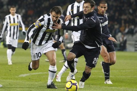Juventus' Alessandro Del Piero (L) and Lazio's Stefan Radu fight for the ball during their Italian Serie A soccer match at the Olympic stadium in Turin, January 31, 2010.  REUTERS/Tony Gentile (ITALY - Tags: SPORT SOCCER)