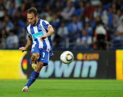 FC Porto's Fernando Belluschi, from Argentina, scores his team second goal from a free kick against Beira-Mar in a Portuguese League soccer match at Porto's Dragon Stadium in Porto, Portugal, Sunday, Aug. 22, 2010. (AP Photo/Paulo Duarte)