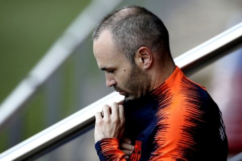 FC Barcelona's Andres Iniesta takes part in a training session at the Sports Center FC Barcelona Joan Gamper in Sant Joan Despi, Saturday, May 5, 2018. FC Barcelona will play against Real Madrid in a Spanish La Liga soccer match on Sunday.(AP Photo/Manu Fernandez)