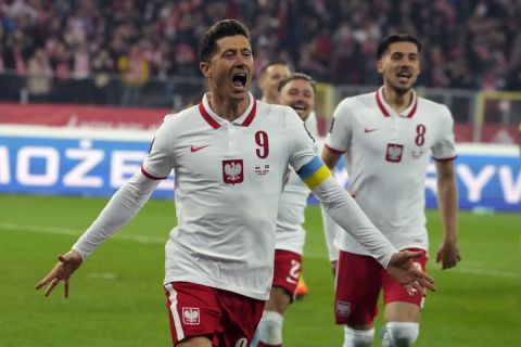 Ο Ρόμπερτ Λεβαντόβσκι πανηγυρίζει γκολ με τη φανέλα της Πολωνίας κόντρα στην Σουηδία για τα Playoffs του Μουντιάλ | 29 Μαρτίου 2022