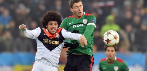 FC Shakhtar's Donetsk Taison  (L ) and  Óscar de Marcos  (C ) Athletic Bilbao vie during their UEFA Champions League Group H football match FC Shakhtar vs Athletic in Lviv on November 25, 2014. AFP PHOTO/ SERGEI SUPINSKY        (Photo credit should read SERGEI SUPINSKY/AFP/Getty Images)