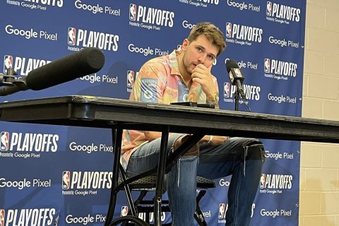 NBA: Ο Λούκα Ντόντσιτς πήγε στην press conference με την Μύκονο στο πουκάμισό του