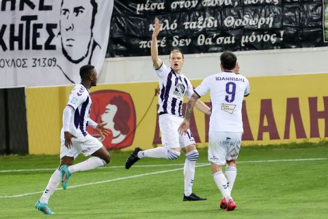 Οι παίκτες του Απόλλωνα Σμύρνης πανηγυρίζουν γκολ κόντρα στον ΟΦΗ στη Super League Interwetten
