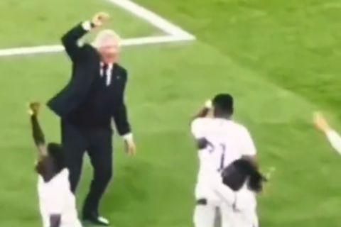 Ο Αντσελότι χορεύει σαν μικρό παιδί με τους παίκτες της Ρεάλ μετά την κατάκτηση του Champions League