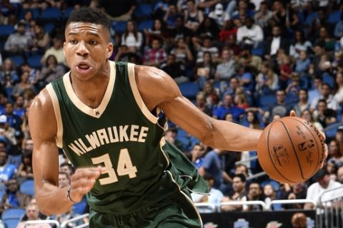 ORLANDO, FL - JANUARY 20: Giannis Antetokounmpo #34 of the Milwaukee Bucks handles the ball against the Orlando Magic on January 20, 2017 at Amway Center in Orlando, Florida. NOTE TO USER: User expressly acknowledges and agrees that, by downloading and or using this photograph, User is consenting to the terms and conditions of the Getty Images License Agreement. Mandatory Copyright Notice: Copyright 2017 NBAE (Photo by Fernando Medina/NBAE via Getty Images)