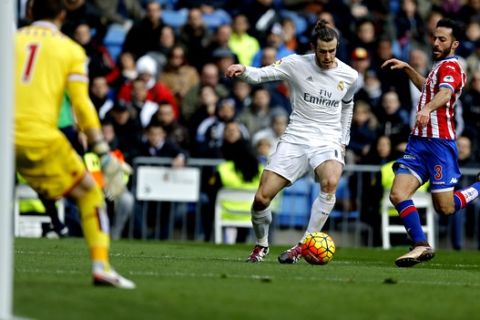 Real Madrid's Gareth Bale, second right, vies for the ball with Sporting Gijon's Alex Menendez, right, during the Spanish La Liga soccer match between Real Madrid and Sporting Gijon at the Santiago Bernabeu stadium in Madrid, Sunday, Jan. 17, 2016. Bale scored once in Real Madrid's 5-1 victory. (AP Photo/Francisco Seco)