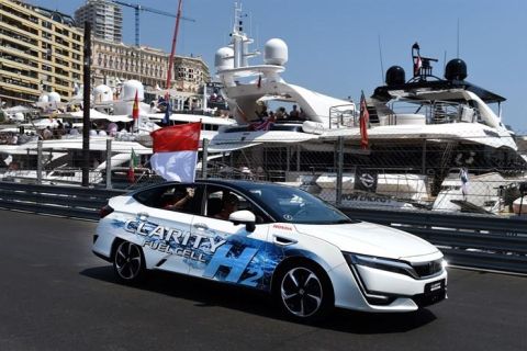 Ο πρίγκιπας Αλβέρτος του Μονακό οδηγεί το Honda Clarity Fuel Cell
