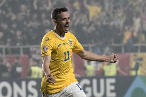 Ο άσος της εθνικής Ρουμανίας, Νικουσόρ Μπάνκου, πανηγυρίζει το γκολ που πέτυχε κόντρα στη Φινλανδία για το Nations League.