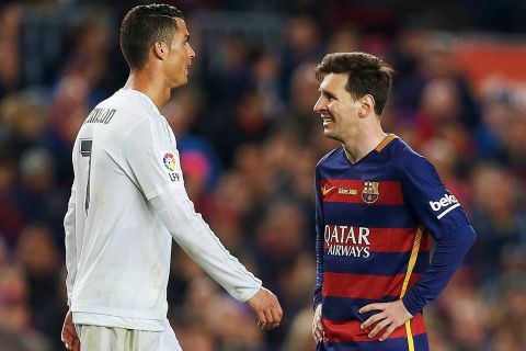 epa05241397 FC Barcelona's Argentinian striker Lionell Messi (R) and Real Madrid's Portuguese Cristiano Ronaldo during their Spanish Primera Division soccer match at Camp Nou stadium in Barcelona, northeasterm Spain, 02 April 2016.  EPA/Alejandro Garcia