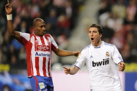 Real Madrid's Gonzalo Higuain (R) reacts after the referee overturned his goal against Sporting Gijon during their Spanish First Division soccer match at El Molinon stadium in Gijon November 14, 2010.   REUTERS/Felix Ordonez (SPAIN - Tags: SPORT SOCCER)