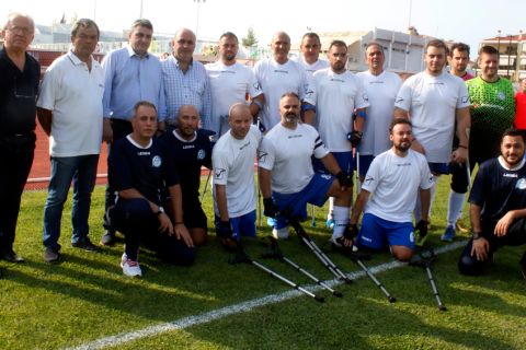 ΝΑΥΠΛΙΟ-10092017// Ποδοσφαιρικός αγώνας έγινε στο Δ.Α.Κ. Ναυπλίου με σκοπό την οικονομική ενίσχυση της εθνικής ομάδας ποδοσφαίρου ακρωτηριασμένων Ελλάδας.Η Εθνική Ομάδα Ποδοσφαίρου Ακρωτηριασμένων αγωνίστηκε  με τους Παλαίμαχους  Α΄ Εθνικής και Διεθνείς,Καραγκούνη,Σαργκάνη,Κυριάκο,Δέλλα,Μπονόβα,Αποστολάκη,Πουρσανίδη.
Τον αγώνα παρακολούθησαν  ο νέος πρόεδρος της Τεχνικής επιτροπής της Ελληνικής ποδοσφαιρικής ομοσπονδίας με ευθύνη των Εθνικών ομάδων Τάκης Παπαχρήστος (φωτο),ο πρόεδρος της ΕΠΣ Αργολίδας Βασίλης Σιδέρης,οι βουλευτές  Γιάννης Γκιόλας και Γιάννης Ανδριανός,ο αντιπεριφερειάρχης Τάσσος Xειβιδόπουλος και ο Μητροπολίτης Αργολίδας Νεκτάριος.
Συνδιοργανωτές Ε.Π.Σ. Αργολίδας  :Περιφερειακή Ενότητα  ΑΡΓΟΛΙΔΑΣ,ΔΗΜΟΣ ΝΑΥΠΛΙΕΩΝ ,ΑΟ ΠΛΑΤΑΝΙΤΙ, ΜΟΡΙΑΣ-ΝΑΥΠΛΙΟ//Στη φωτογραφία ο νέος πρόεδρος της Τεχνικής επιτροπής της Ελληνικής ποδοσφαιρικής ομοσπονδίας με ευθύνη των Εθνικών ομάδων Τάκης Παπαχρήστος.(Eurokinissi-ΠΑΠΑΔΟΠΟΥΛΟΣ ΒΑΣΙΛΗΣ)