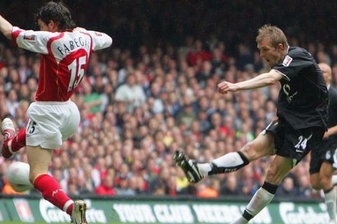 Manchester United's Darren Fletcher, right, gets in a shot as Arsenal's Cesc Fabregas challenges during the FA Cup Final at the Millennium Stadium in Cardiff, Wales Saturday May 21, 2005. (AP Photo/Alastair Grant)
