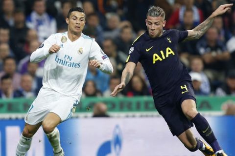 Real Madrid's Cristiano Ronaldo, left, challenges for the ball with Tottenham's Toby Alderweireld during a Group H Champions League soccer match between Real Madrid and Tottenham Hotspur at the Santiago Bernabeu stadium in Madrid, Tuesday, Oct. 17, 2017. (AP Photo/Francisco Seco)