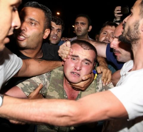 Συγκλονιστικές εικόνες: Πολίτες εναντίον στρατιωτών