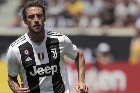 Juventus midfielder Claudio Marchisio runs with the ball against Benfica during the first half of an International Champions Cup tournament soccer match, Saturday, July 28, 2018, in Harrison, N.J. (AP Photo/Julio Cortez)