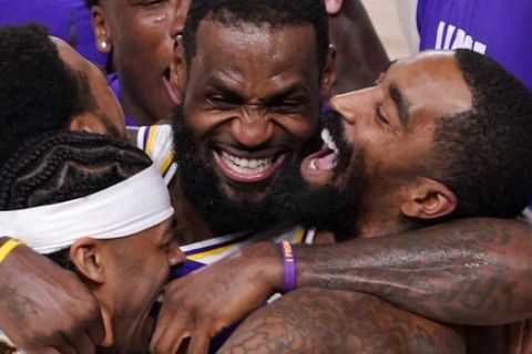 Ο LeBron James πανηγυρίζει την κατάκτηση του πρωταθλήματος από τους Λος Άντζελες Λέικερς τη σεζόν 2019/20