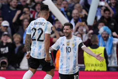 Ο Λιονέλ Μέσι της Αργεντινής πανηγυρίζει με τον Λαουτάρο Μαρτίνες γκολ που σημείωσε κόντρα στην Ιταλία στο Finalissima 2022 στο "Γουέμπλεϊ", Λονδίνο | Τετάρτη 1 Ιουνίου 2022