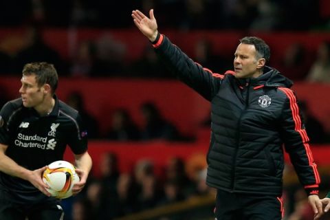 United assistant manager Ryan Giggs, right, gestures to Uniteds Juan Mata during the Europa League round of 16, second leg, soccer match between  Manchester United and Liverpool at Old Trafford Stadium in Manchester, England, Thursday March 17, 2016. (AP Photo/Jon Super)