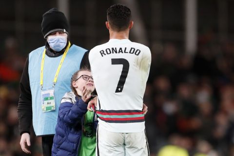 Ο Κριστιάνο Ρονάλντο δίνει τη φανέλα του σε νεαρή θαυμάστριά του στο πλαίσιο του αγώνα της Ιρλανδίας με την Πορτογαλία | 11 Νοεμβρίου 2021