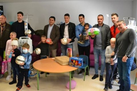 Μποτία και Τοτσέ επισκέφθηκαν νοσοκομείο παίδων της Ισπανίας