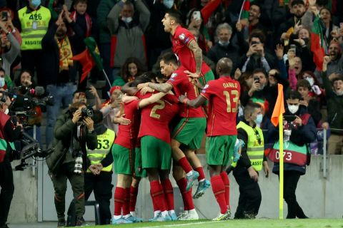 Οι παίκτες της Πορτογαλίας πανηγυρίζουν γκολ που σημείωσαν κόντρα στη Βόρεια Μακεδονία στα μπαράζ του Παγκοσμίου Κυπέλλου 2022 στο "Ντραγκάο", Πόρτο | Τρίτη 29 Μαρτίου 2022