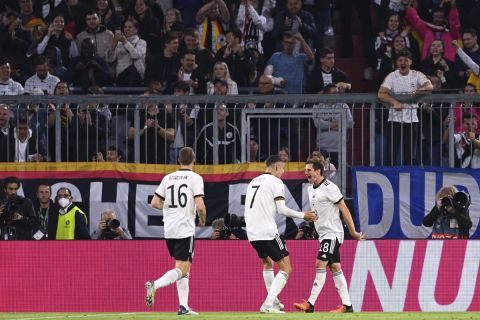 Ο άσος της Γερμανίας Γιόνας Χόφμαν πανηγυρίζει το γκολ του κόντρα στην Αγγλία για το Nations League