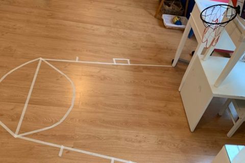 Κορονοϊός: Προπονητής στην Ισπανία έφτιαξε μίνι γήπεδο μπάσκετ μέσα στο σπίτι του