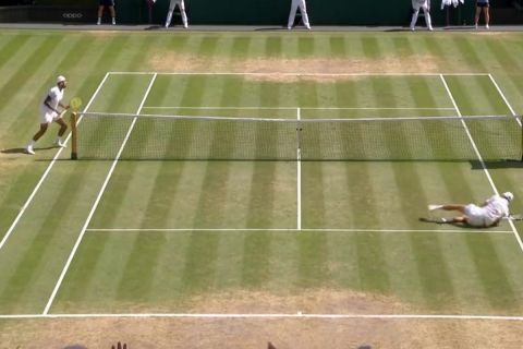 Wimbledon: O φοβερός πόντος του Κύργιου, που υποχρέωσε τον Τζόκοβιτς να σωριαστεί στο έδαφος
