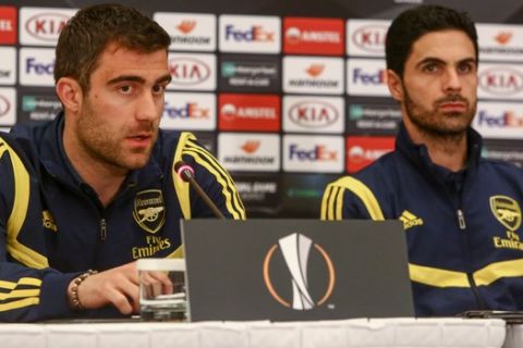 Οι Σωκράτης Παπασταθόπουλος και Μικέλ Αρτέτα σε συνέντευξη Τύπου της Άρσεναλ πριν από ματς στο Europa League