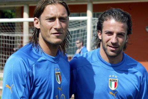 Francesco Totti e Alessandro Del Piero con la maglia della nazionale in un'immagine d'archivio.
ANSA/MARCO BUCCO