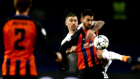 Shakhtar's Facundo Ferreyra, front right, duels for the ball with Roma's Aleksandar Kolarov during the Champions League, round of 16, first-leg soccer match between Shakhtar Donetsk and Roma at the Metalist Stadium in Kharkiv, Ukraine, Wednesday, Feb. 21, 2018. (AP Photo/Efrem Lukatsky)