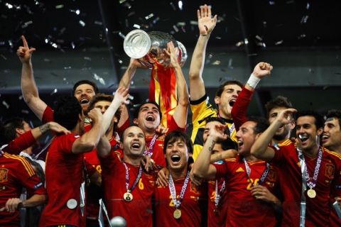 KIEV, UKRAINE - JULY 01:  Xavi Hernandez (C) of Spain lifts the trophy as he celebrates with team-mates following victory in the UEFA EURO 2012 final match between Spain and Italy at the Olympic Stadium on July 1, 2012 in Kiev, Ukraine.  (Photo by Laurence Griffiths/Getty Images)