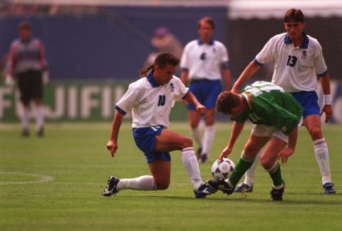 18 JUN 1994:  ROBERTO BAGGIO #10 OF ITALY BATTLES WITH JOHN SHERIDAN #10  FOR THE BALL DURING IRELAND's 1-0 VICTORY OVER ITALY IN THE 1994 WORLD CUP GAME AT THE MEADOWLANDS+ GIANTS STADIUM IN EAST RUTHERFORD, NEW JERSEY. Mandatory Credit: David Cannon/ALLSPORT